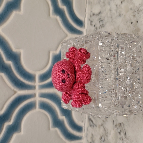 🎁 Mini Amigurumi 1" Octopus Pink - Picture 1 of 5
